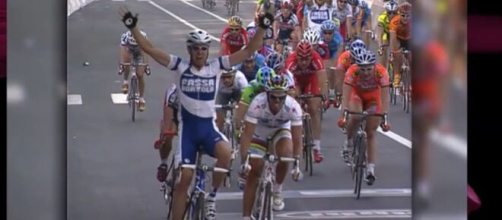 La vittoria di Petacchi nella tappa di Lecce del Giro 2003 - © Screenshot Eurosport