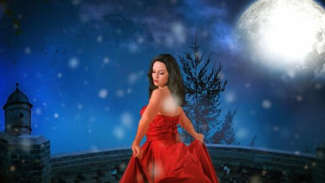 Donna in rosso con luna piena sullo sfondo - © Pixabay