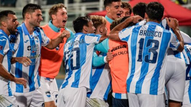 Il Pescara esulta dopo un gol © Delfino Pescara 1936.