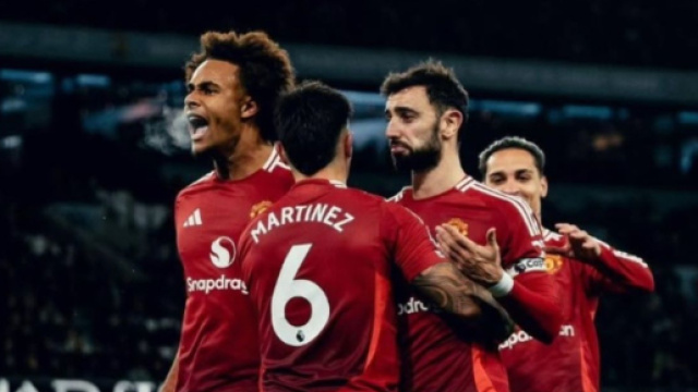 Joshua Zirkzee mentre esulta coi compagni al Manchester United © Instagram