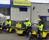 Portalettere con motomezzo aziendale - © Poste Italiane.