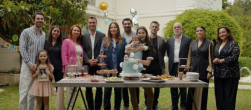 Il cast di Tradimento nell'ultima scena. Screenshot Aldatmak © Atv