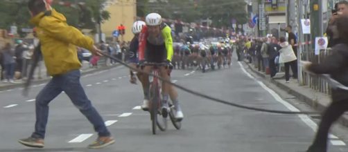Taco van der Hoorn bloccato dai manifestanti - © Screenshot Eurosport