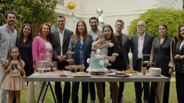 Il cast di Tradimento nell'ultima scena. Screenshot Aldatmak © Atv