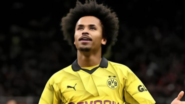 Karim Adeyemi con la maglia del Borussia Dortmund © Instagram