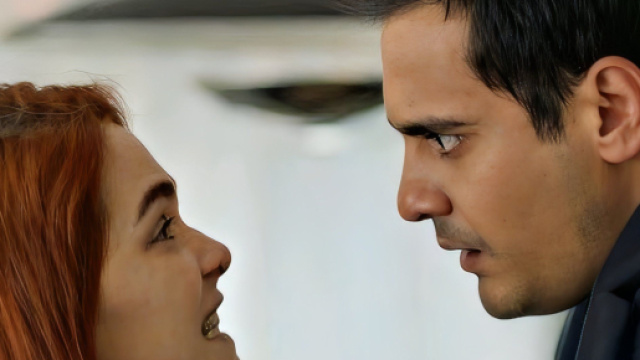 Selin e Tolga – © Screenshot da Tradimento.
