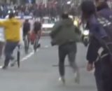 L'irruzione dei manifestanti al Giro d'Italia – © Screenshot Eurosport.