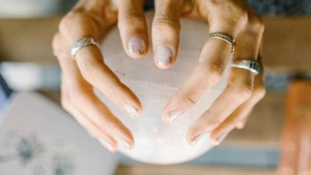 Mani sulla sfera di cristallo – © Pexels.