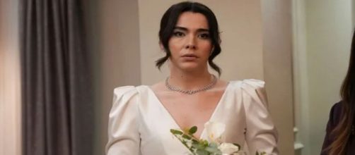 Feyza Sevil Güngör (Oylum) in una scena di Tradimento – Screenshot da Aldatmak © ATV.