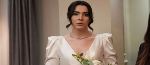 Feyza Sevil Güngör (Oylum) in una scena di Tradimento – screenshot da Aldatmak © ATV