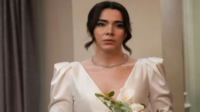 Feyza Sevil Güngör (Oylum) in una scena di Tradimento – screenshot da Aldatmak © ATV