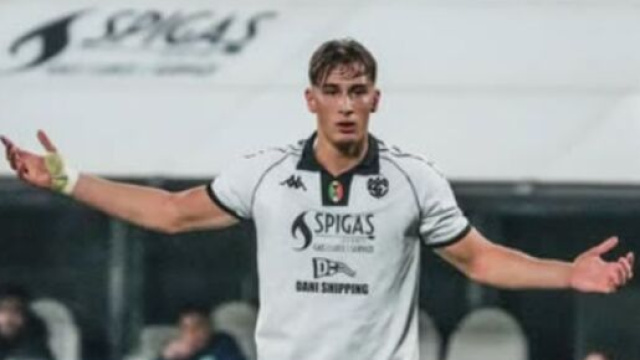 Francesco Pio Esposito in campo con lo Spezia, © profilo instagram del calciatore.