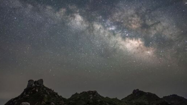 Montagne sotto a un cielo di stelle © pixabay
