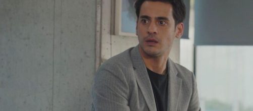 In foto, Tolga in Tradimento – Screenshot © Canale 5.