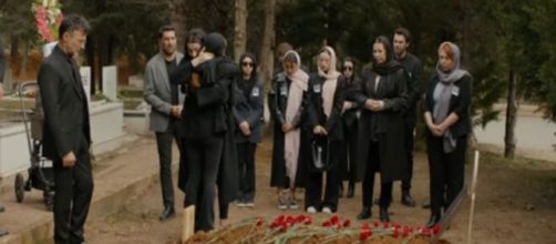 La scena del funerale di Tolga – © Screenshot Tradimento.