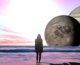 Figura che osserva la luna e le stelle dell'oroscopo © Pixabay