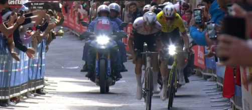 Ciclismo, Del Toro e van Aert sulla salita di via Santa Caterina - © Screenshot Eurosport