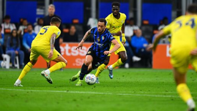 Hakan Çalhanoğlum in azione col Parma © FC Inter
