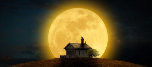 Casolare con Luna piena sullo sfondo - © Pixabay