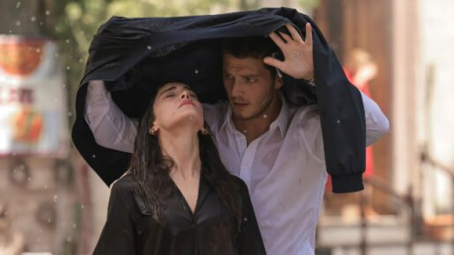Hafsanur Sancaktutan nel ruolo di Melek Çakırça e Burak Tozkoparan nel ruolo di Cihan Sansalan in 'La notte nel cuore'. © Immagine Mediaset
