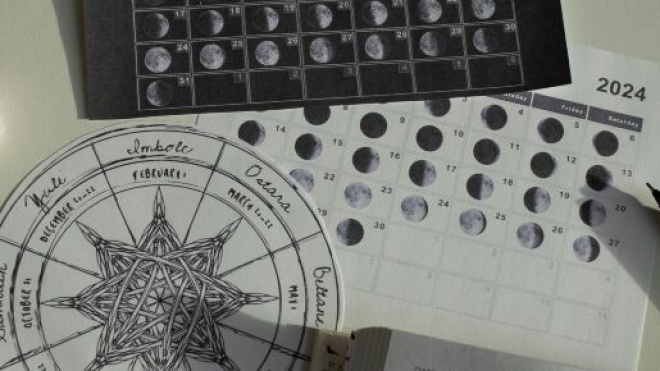 Calendario e ruota con segni zodiacali- ©Pexels
