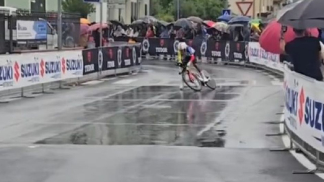 La caduta di Egan Bernal &ndash; &copy; X / Nicol&aacute;s Borr&aacute;s C.