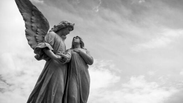 Statua di un angelo e di una donna- ©Pexels