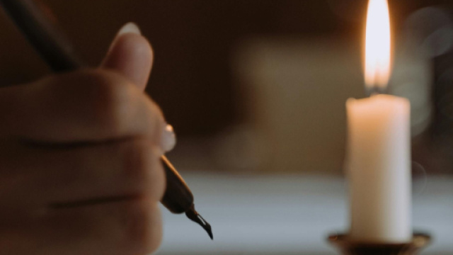 Mano che scrive con penna-© Pexels