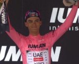 Isaac Del Toro in maglia rosa – © Screenshot Eurosport.