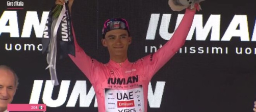 Isaac Del Toro in maglia rosa – © Screenshot Eurosport.