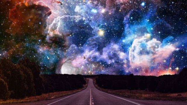 Strada sotto un cielo stellato (©pixabay.com).