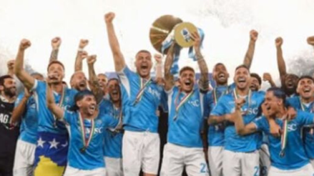 Il Napoli in posa con il quarto scudetto della loro storia © profilo Instagram ufficiale del Napoli.