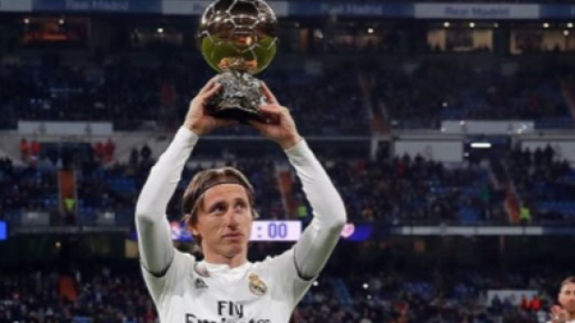 Luka Modric in posa con il Pallonev d'Oro 2018, © profilo instagram del calciatore.