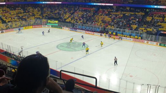 Mondiali di hockey su ghiaccio 2025: una fase di gioco dela semifinale tra Svezia e Stati Uniti © Mauro Leone
