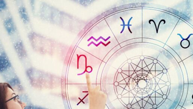Donna che indica la ruota dello zodiaco, foto da ©Pixabay
