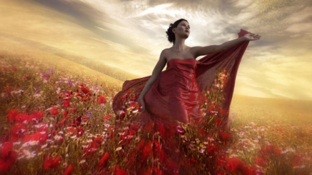 Donna tra i fiori in un campo fiorito &ndash; &copy; Pixabay.