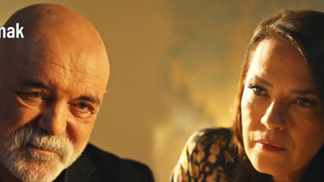 Ercan Kesal (Sezai) e Yeşim Salkım (Kadriye) in una scena di Tradimento – screenshot da Aldatmak © ATV