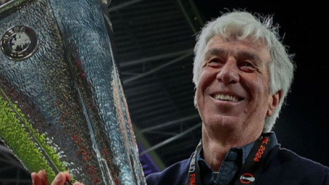 Giampiero Gasperini con la Coppa Uefa © Atalanta B.C.