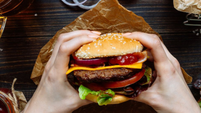 Un hamburger in una foto di reprtorio. © Shutterstock
