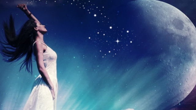 Donna e luna tra le stelle – © Pixabay.