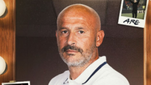 Vincenzo Italiano in posa con la maglia del Bologna © Instagram