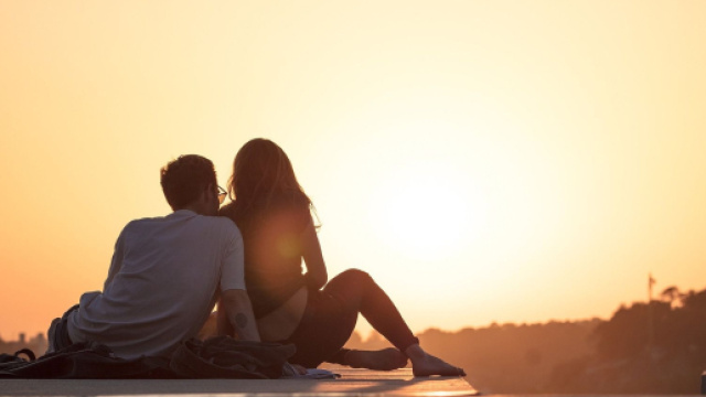 Coppia al tramonto – © Immagine Pixabay.