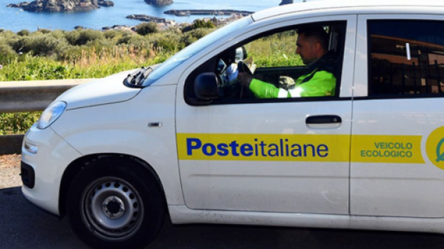 Portalettere di Poste Italiane al lavoro - © Poste Italiane