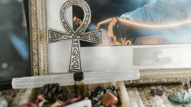 Croce egizia e altri strumenti spirituali-&copy; Pexels