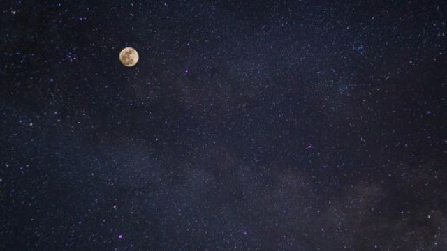La Luna nel cielo stellato © Pexels.com