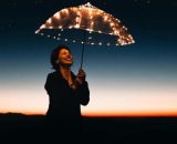 Donna con ombrello sotto un cielo stellato (©pixabay.com)