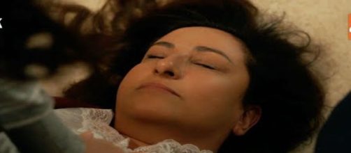 Özlem Tokaslan (Ilknur) in una scena. Screenshot © Tradimento.