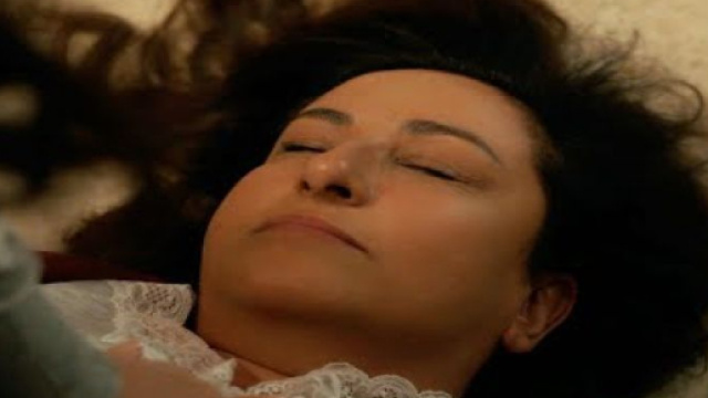Özlem Tokaslan (Ilknur) in una scena. Screenshot © Tradimento