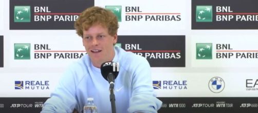 Jannik Sinner in conferenza stampa a Roma - © screenshot Sky Sport.