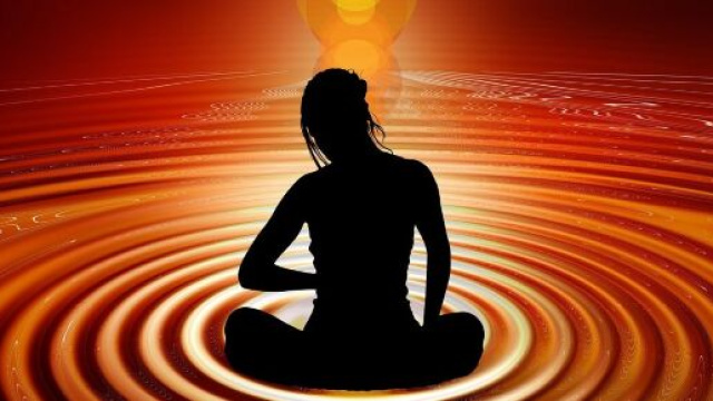 Sagoma femminile immersa in onde gravitazionali &copy; Pixabay IA